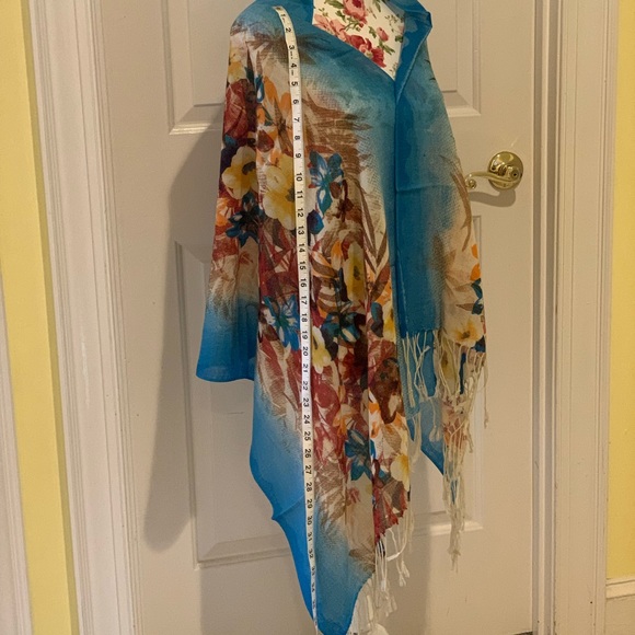 Tropical patterned wrap, 100% wool, lightweight with fringe - NWOT - Picture 3 of 5